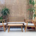 Central Studio - Bright & Modern - Private Terrace - Aircon - Near Train & Beach