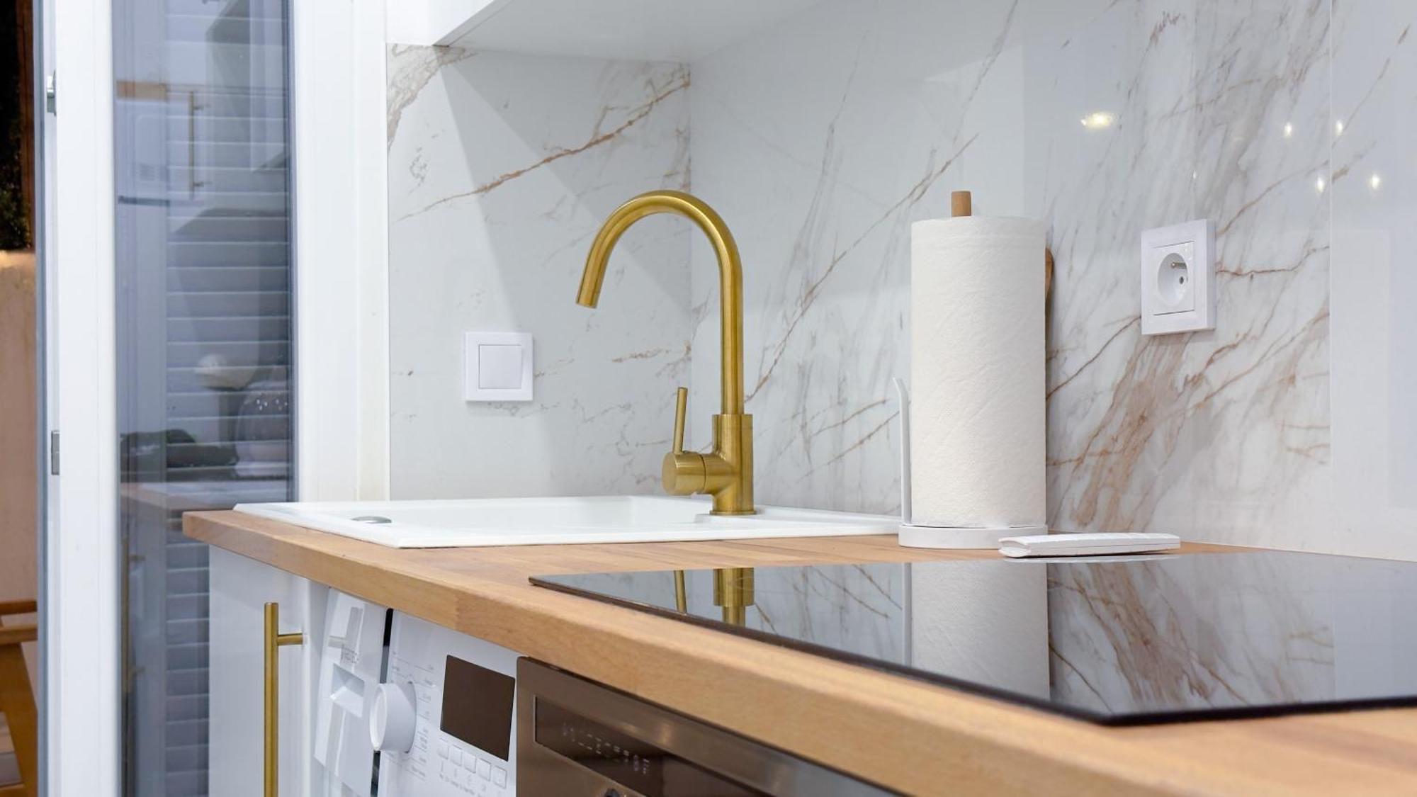 - Bright & Modern - Private Terrace - Aircon - Near Train & Appartement